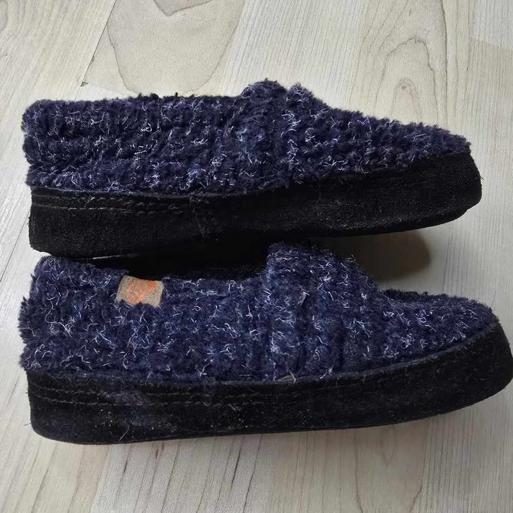 Acorn Slippers Size 8/9